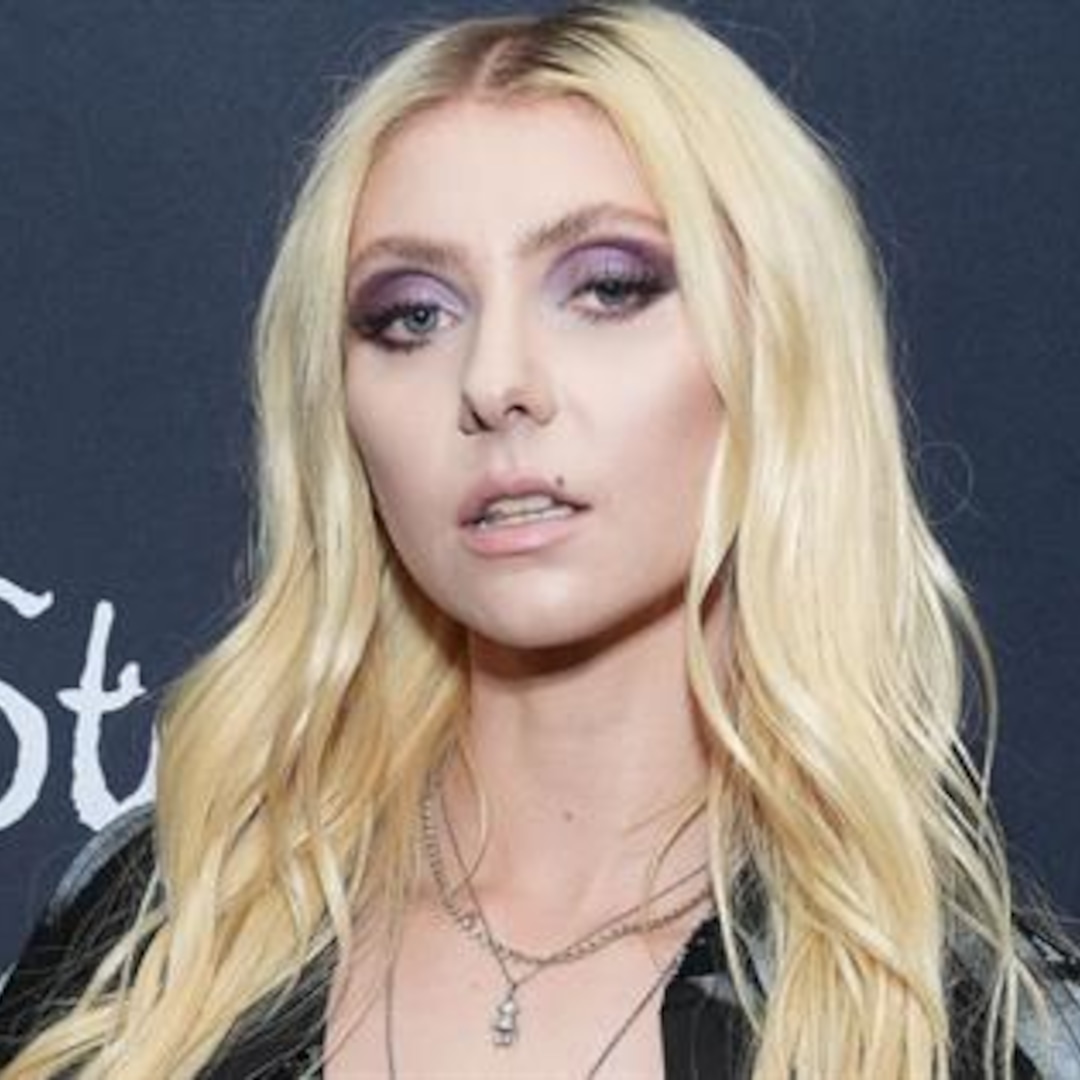 ‘Gossip Girl’s’ Taylor Momsen Goes Topless On Red Carpet, Shows Off